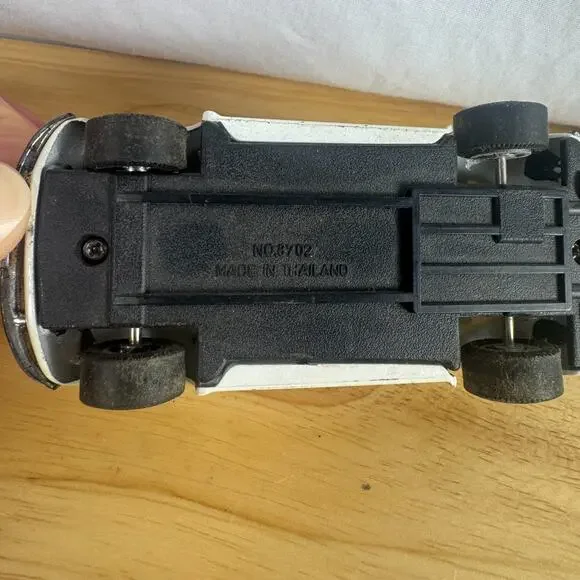 Volkswagen Beetle Cabriolet Germany Classic Car Model Diecast 1:34-1:39 Scale - Picture 4 of 7